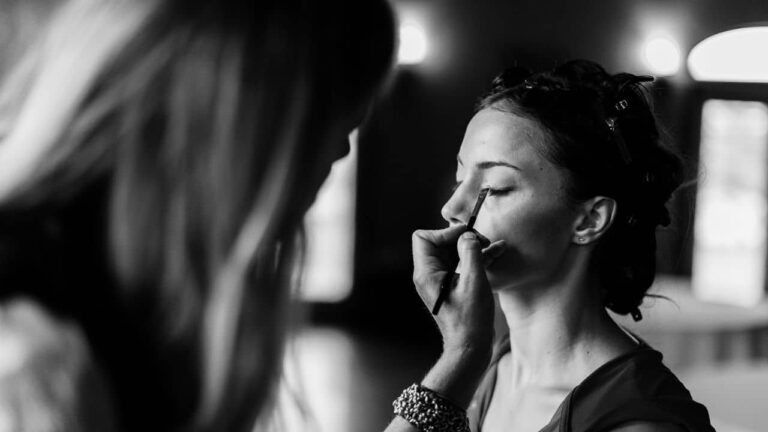 How to Apply Makeup for Beginners