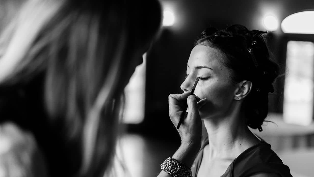 How to Apply Makeup for Beginners